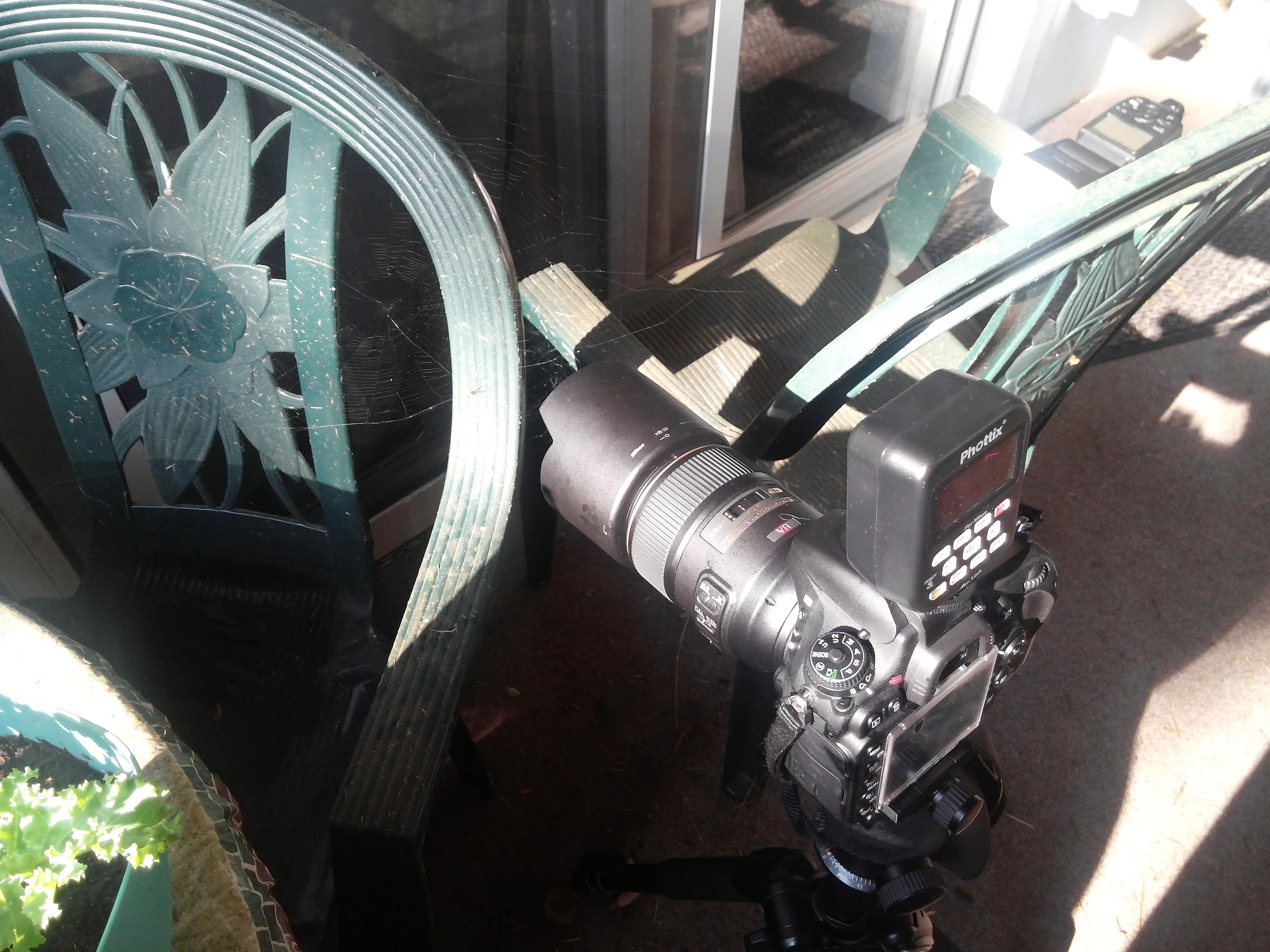  The setup. A Nikon&nbsp;D600 with a Nikon 105mm 2.8 lens mounted on a Vanguard tripod, with a&nbsp;Photix Mitro+ flash in the upper right. 